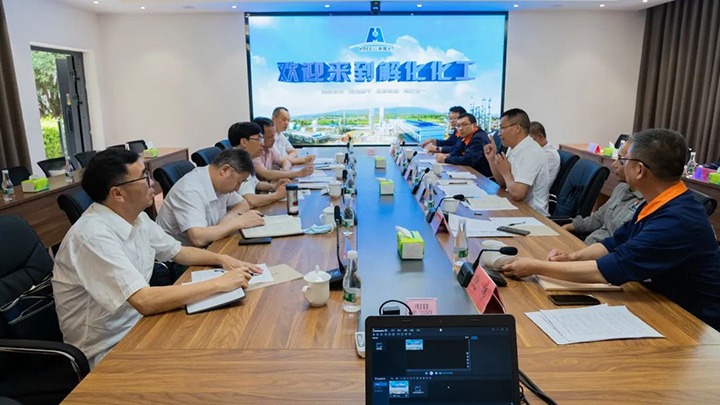 云煤（创世大发）集团党委副书记、总司理高建嵩一行到解化化工分公司开展2022年第一季度生产谋划事情督导调研