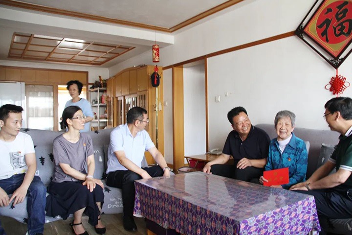 云煤（创世大发）集团党委副书记、总司理高建嵩到恒通煤业公司走访慰问老党员