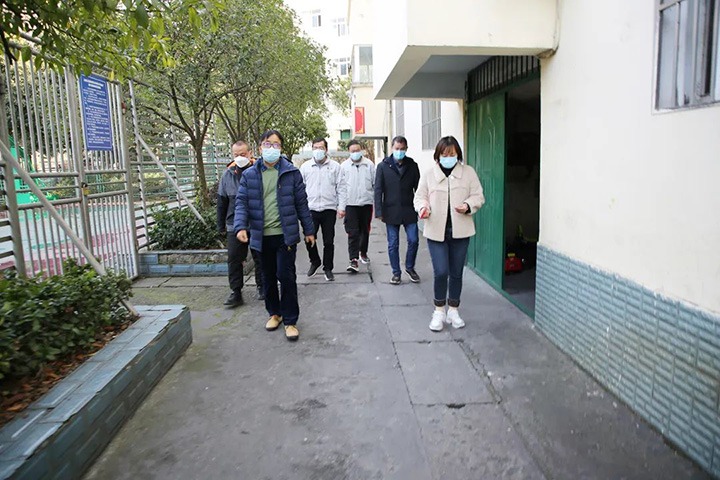 云煤（创世大发）集团党委委员、副总司理施从伟到镇雄煤业公司开展元旦、春节送温暖走访慰问活动
