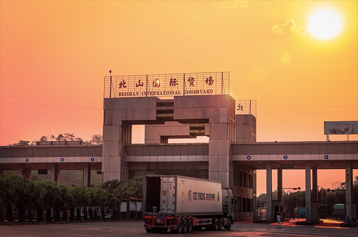 立异通关模式 提升通关时效，，，口岸经济一连发力