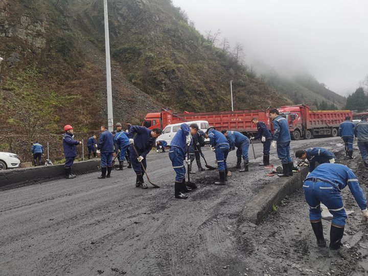 携手共进，，，，共筑漂亮矿山